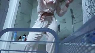 A girl masturbates her pussy in the bathroom, no one sees