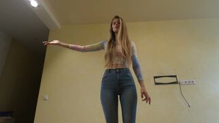 How does he manage to do it? This is the mystery we are trying to unveil in this video. The title itself asks for our attention, and who can resist curiosity about something so intriguing? In this homemade video, you’ll see a beautiful blondie with an ama