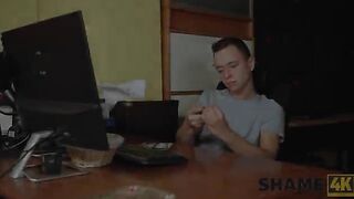 A mature woman got fucked by a trickster in the bedroom of her house