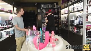 A mature woman got fucked by a trickster in the bedroom of her house
