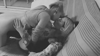 Dos compañeras de cuarto, Meg Vicious y Blaze Rager, se divierten a su antojo