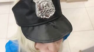 A police girl arrived at the apartment, but didn't arrest the robber
