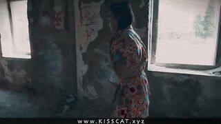 A girl was fucked in public by a stranger in an abandoned house, a daring act