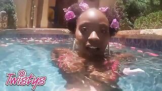 Elsie shakes big ass in the swimming pool