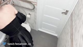 First night date with a hot girl in toilet