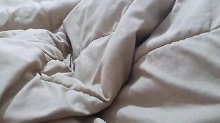 I share bed with a round ass stepmom who secretly fucks me