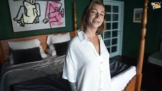 A blonde MILF is fucking like an amateur in a hotel room