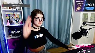 During a stream, a girl showed her body to the viewers for 600 euros