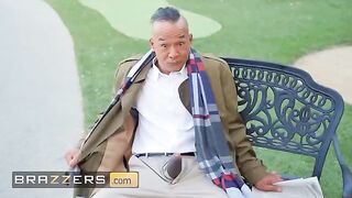 Guy flashes his dick at the park and attracts Ebony Mystique’s attention