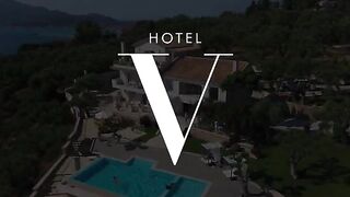 Scarlett and Honour enjoy a steamy poolside encounter with some well-endowed servers