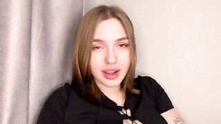 A juicy ass girl has an orgasm at her home alone