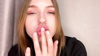 A juicy ass girl has an orgasm at her home alone