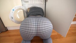 A stepsister got stuck in the washing machine and asked for help urgently