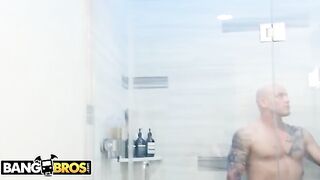 Step sister Mia Malkova ambushes and seduces step brother Derrick Pierce