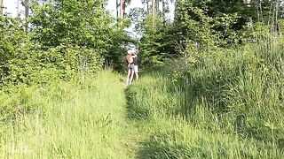 Babe fucked deeply in the forest by a risk-taker