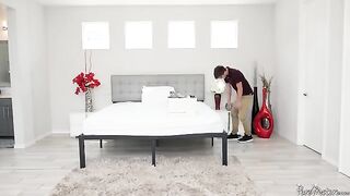 A mature woman seduced the moving man with her stunning figure