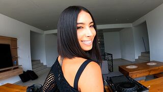 The girl was seduced by a DJ and he gave her an exclusive class