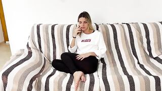 Biondina annoyed calls a friend to lick her and get fucked, Italian dialog
