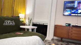 Date with a girl from Tinder ends in a threesome