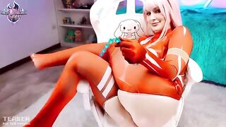 Zero Two plays with her pussy with a toy and reaches a squirting climax in a sensual scene