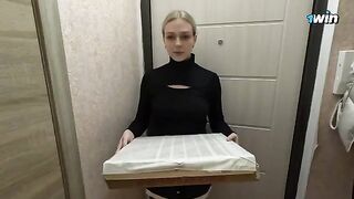 The hot girl was delivered a pizza and she had no money to pay