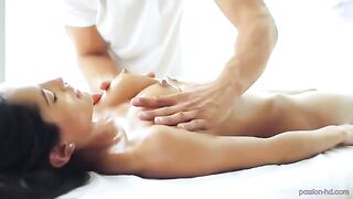 The masseur seduced the girl and gently fucked her