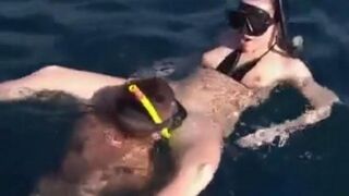 Two aqualangists have sex right in the water