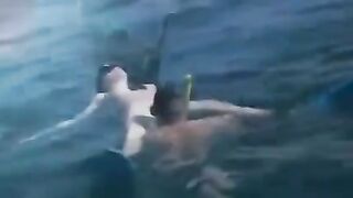 Two aqualangists have sex right in the water