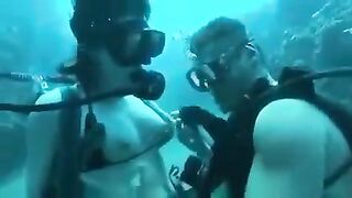 Two aqualangists have sex right in the water