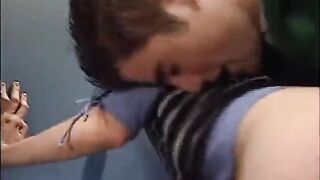A guy mounted his dick to a young girl’s pussy