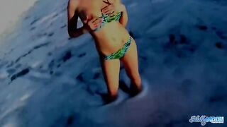 Iraqi actress demonstrates the beauty of her body on the beach