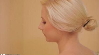 A cute girl plays with a brush and reaches orgasm in the bathroom
