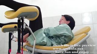 The gynaecologist checked the girl and fucked her in his office