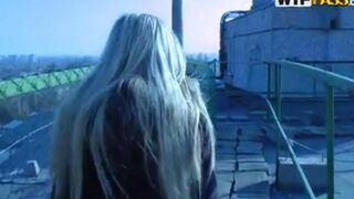 The tourist guy gave his camera to friends to fuck with a girl in the mountains