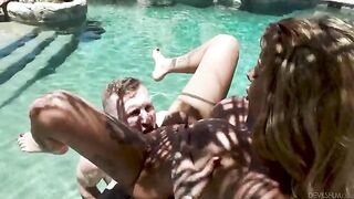A relative with a big boobs has sex in the swimming pool