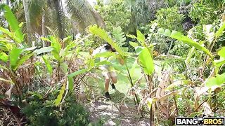 Babe fucked by a friend in nature, without using condoms