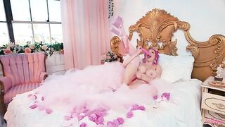 A glamorous life is not only about expensive clothes and accessories, but also about a luxurious body