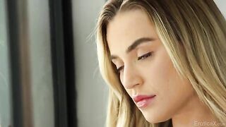 French kiss is a good beginning for sex with an unfamiliar girl