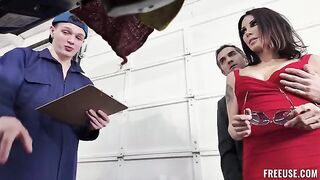 A stunning brunette gave me a blowjob for repairing her car