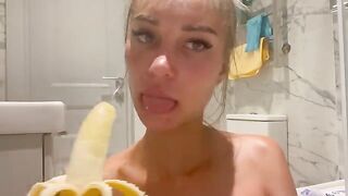 Monika Fox stuffed her butt with a banana and it was amazing
