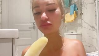 Monika Fox stuffed her butt with a banana and it was amazing