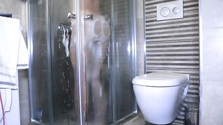 Instead of showering, the couple indulged in some intimate mouth play