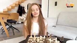 A girl showed how to make a bold move on camera