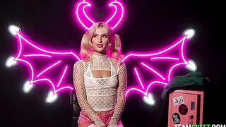 A girl was fucked on the couch by a guy with big dick