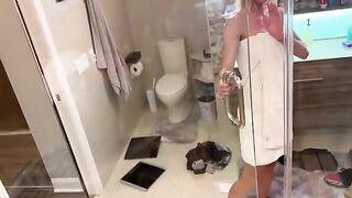 Two girls shared a cock in the sauna until the end