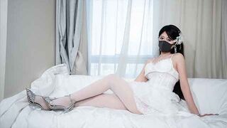 An Asian girl got married in a white wedding dress, my ex