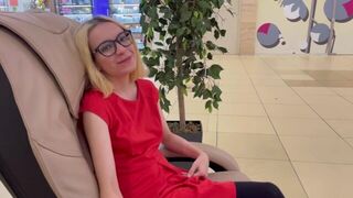 A pretty girl agreed to have sex in the toilet for money